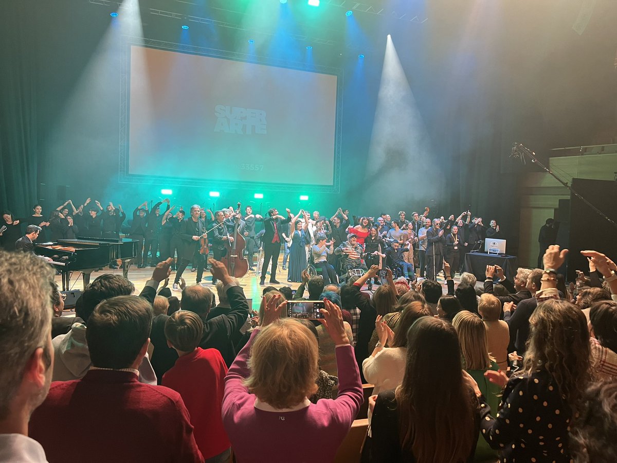 Salgo de #GalaSuperarte con ls manos doloridas de aplaudir a todos los artistas que nos han hecho reír, bailar y emocionarnos a <a href="/grupo_sifu/">SIFU</a> por su empeño en conseguir la inclusión,a <a href="/cascajares_es/">Cascajares</a> por hacerlo posible y <a href="/htgroup112/">HTGROUP</a> por permitirme realizar un trabajo tan bonito 1/2