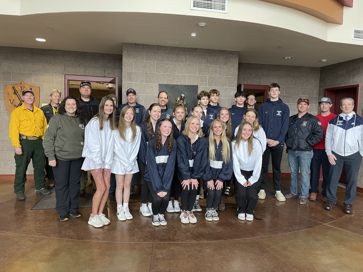 Earlier this week representatives of Evergreen High School's Boys and Girls Basketball Teams and its Cheerleading Squad brought a pizza dinner to an EFR training. We appreciate their visit and their gesture of gratitude. @JeffcoSchoolsCo