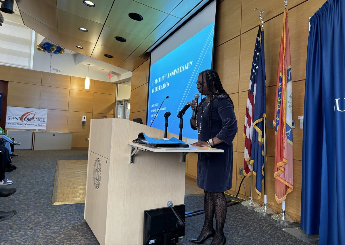 drkrisyoung's tweet image. Last night we celebrated the 10th anniversary of @newburgh_ptech, the trendsetting collaboration of @SUNY_Orange @NorthNfa & @IBM. To 98% HS graduation, dozens & dozens of AAS degrees, and 110 more years!