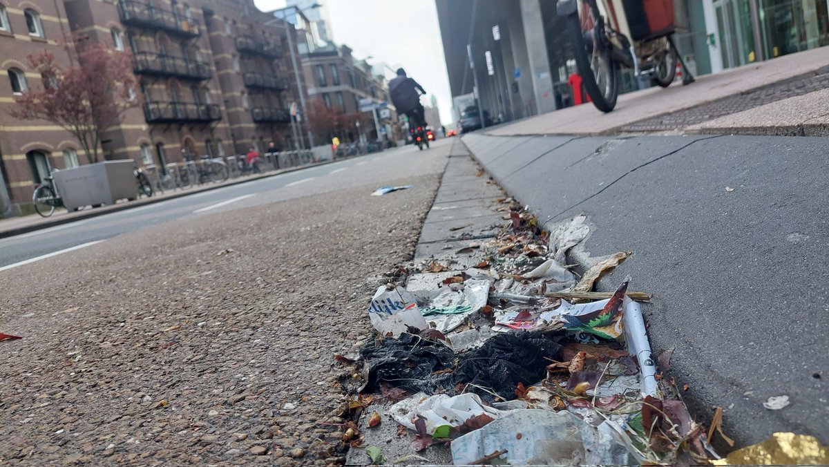 zwerfieRdam's tweet photo. Als je ze eenmaal herkent, zie je ze overal...
#haarnetjes #deelscooters #zwerfafval #felyx #gosharing #ridecheck #zwerfie #rotterdam https://t.co/rEKEY2KaAA