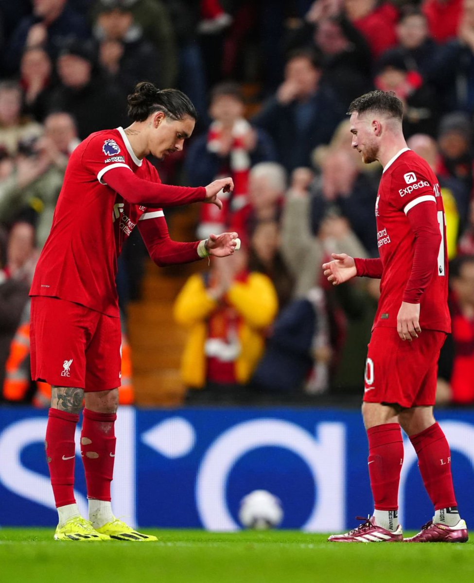 SamueILFC's tweet photo. The iconic mate celebration. 🧉 https://t.co/6Y5MtiYw8T