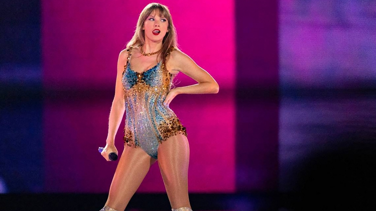 RedzingOfficiel's tweet photo. La chanteuse américaine #TaylorSwift est devenue milliardaire !
🔗[https://t.co/KzC1KToQpq] https://t.co/AR1jDGSFMo