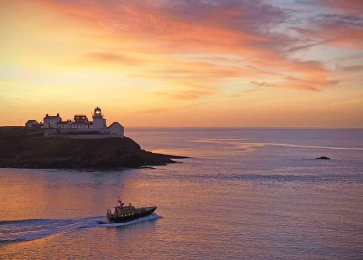 Roches Point courtesy of the @PortofCork @rnlicrosshaven @CrosshavenBY