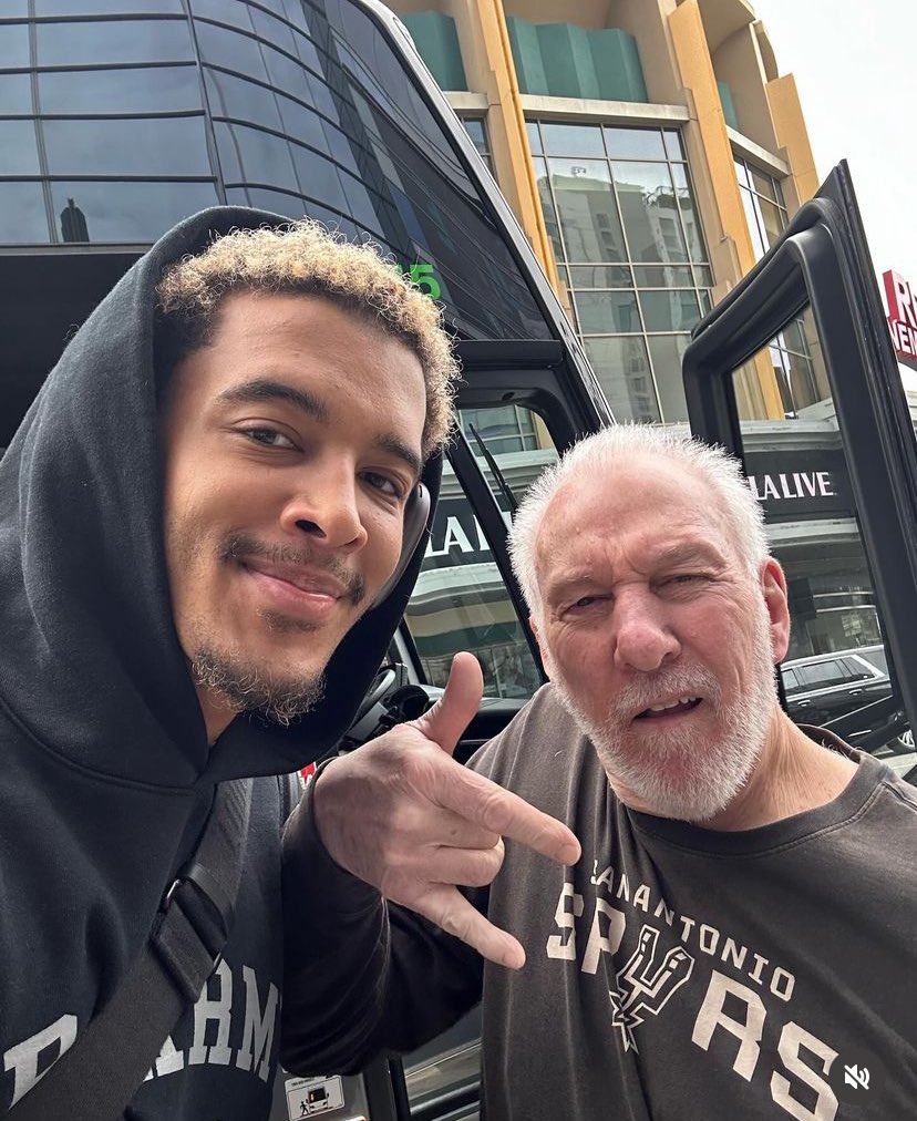 N_Magaro's tweet photo. Jeremy Sochan and Coach Popovich with a candidate for selfie of the year? https://t.co/i5s6GkqKYA