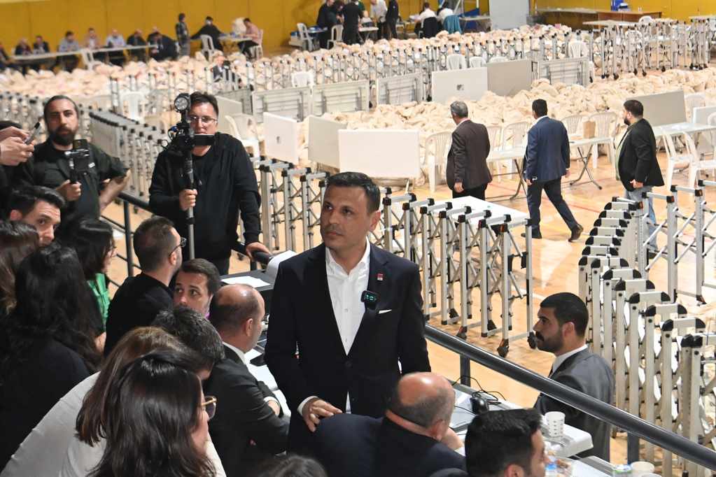 solcugazete's tweet photo. CHP İstanbul İl Başkanı Özgür Çelik, itiraz edilen her ilçede bizzat mücadele ederken AKP İl Başkanı Osman Nuri Kabaktepe ortalıkta gözükmedi. https://t.co/9he189mMmv