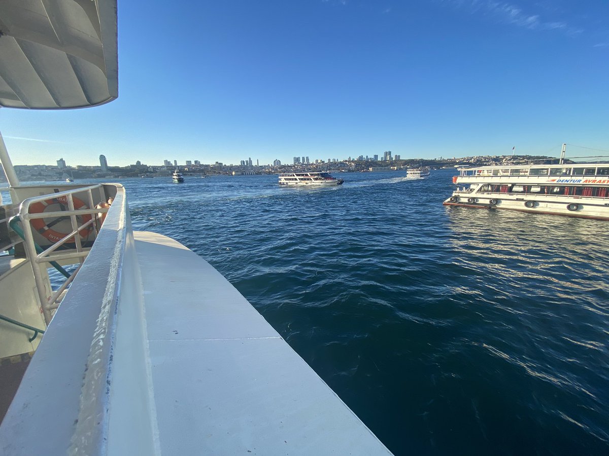 minasedef's tweet photo. Nişantaşı’na en güzel yol Üsküdar’dan tekne… Batsın bu trafik. #fridaying @ Bosphorus https://t.co/zEh9hJgCRm