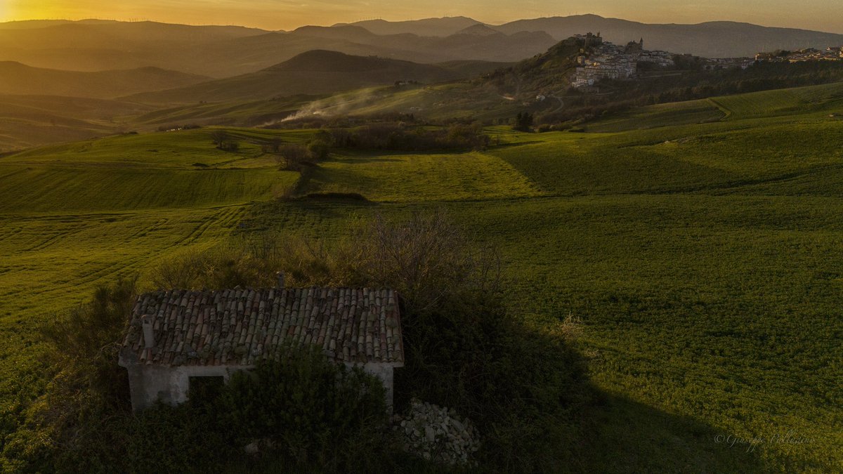 Un momento di calma al calar del tramonto. #rocchettasantantonio #weareinpuglia #april #giuseppepalladino #gius01pal #giuseppepalladino #regionepuglia #rocchettasantantonio #weareinpuglia #trawellit #garganoedaunia #montidauni #aprile2024 #igerspuglia #visitpuglia #4aprile