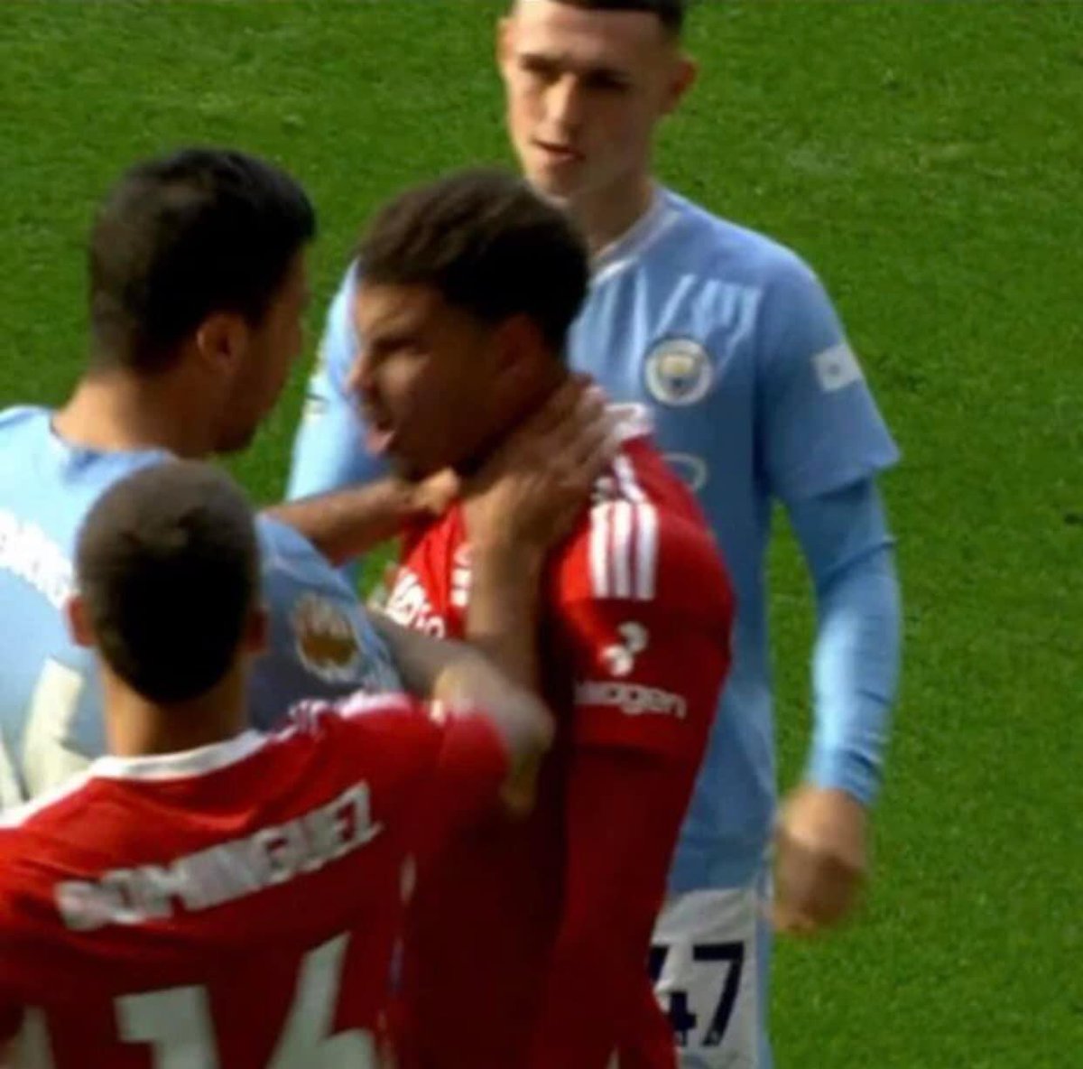 cal_g_cut's tweet photo. Didn’t know the rules had changed in the summer that hands around the neck is now ok in the game 🤷🏻‍♂️ @fa @premierleague @FA_PGMOL https://t.co/VKHKHnN4Ya