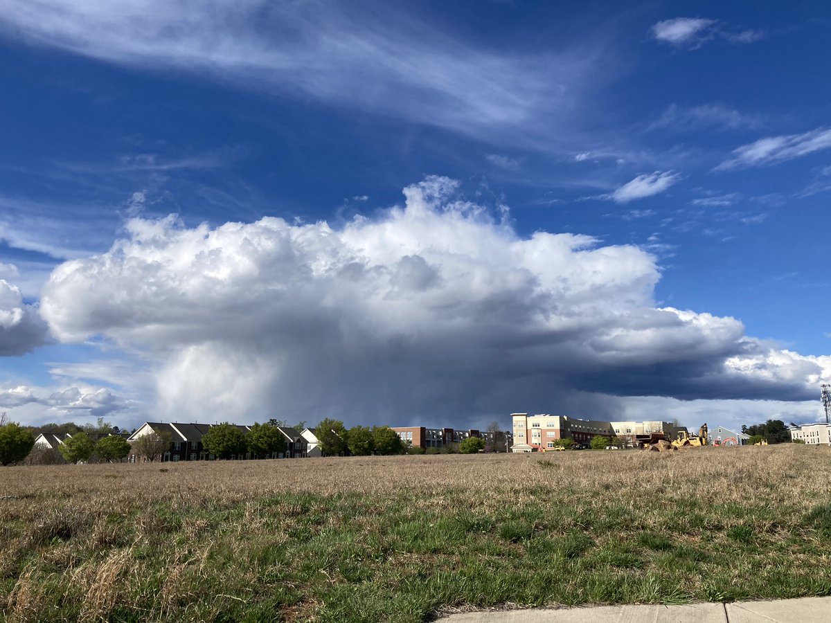 Beautiful convective snow/graupel showers over Charlottesville today. Making it way past the mountains! #vawx