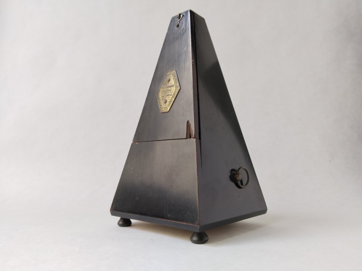 Embrace the rhythm of history with the Metronome Selon Maelzel Antique 1910. 🎶✨ Elevate your musical journey with this exquisite piece of craftsmanship.
Ref. No. 3CB7

#MusicalHeritage #AntiqueTreasures
Discover more about this piece: stablemark.com/metronome-selo…
