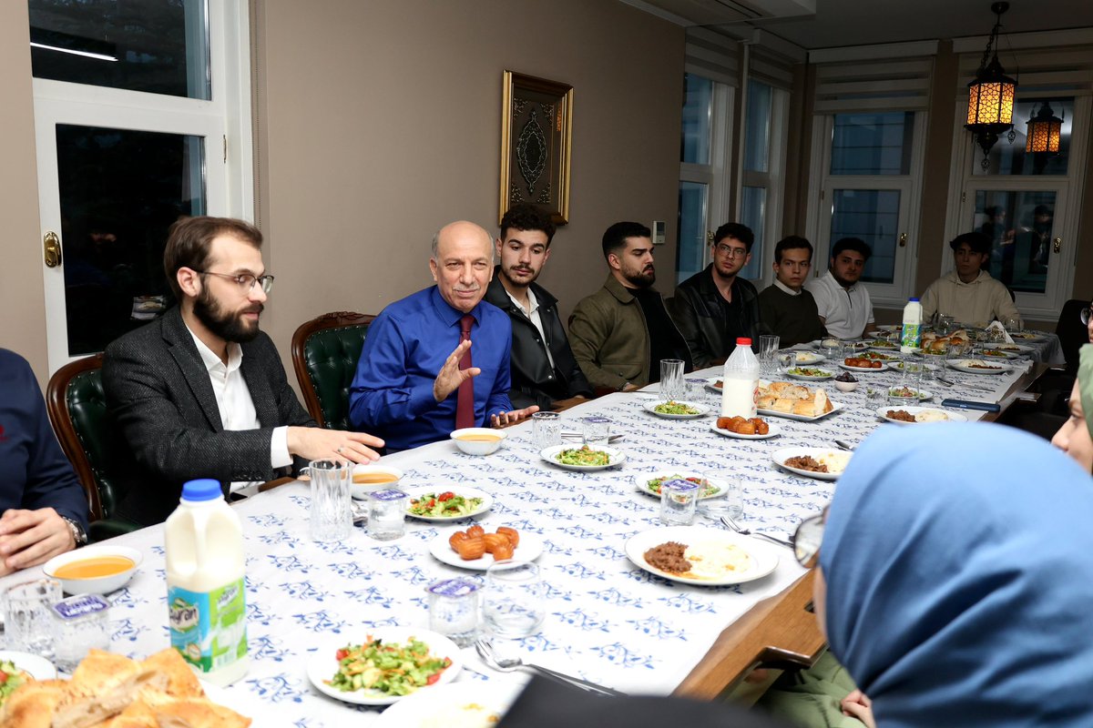 Hukuk Fakültesi öğrencisi kardeşlerimizle baro genel merkezimizde iftar yapıp, hukuk ve adalet üzerine sohbet ettik. Teşrifleri nedeniyle kardeşlerimize çok teşekkür ediyorum.