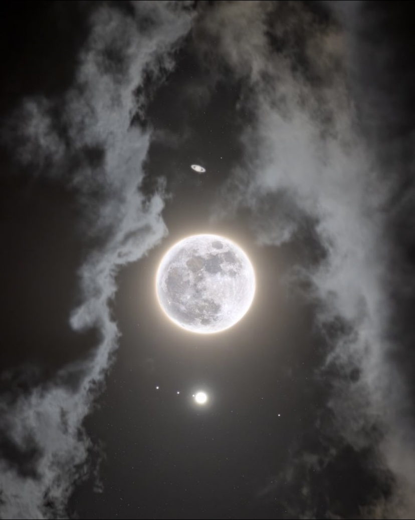 Our moon, just hanging out with Saturn and Jupiter… 💙💙