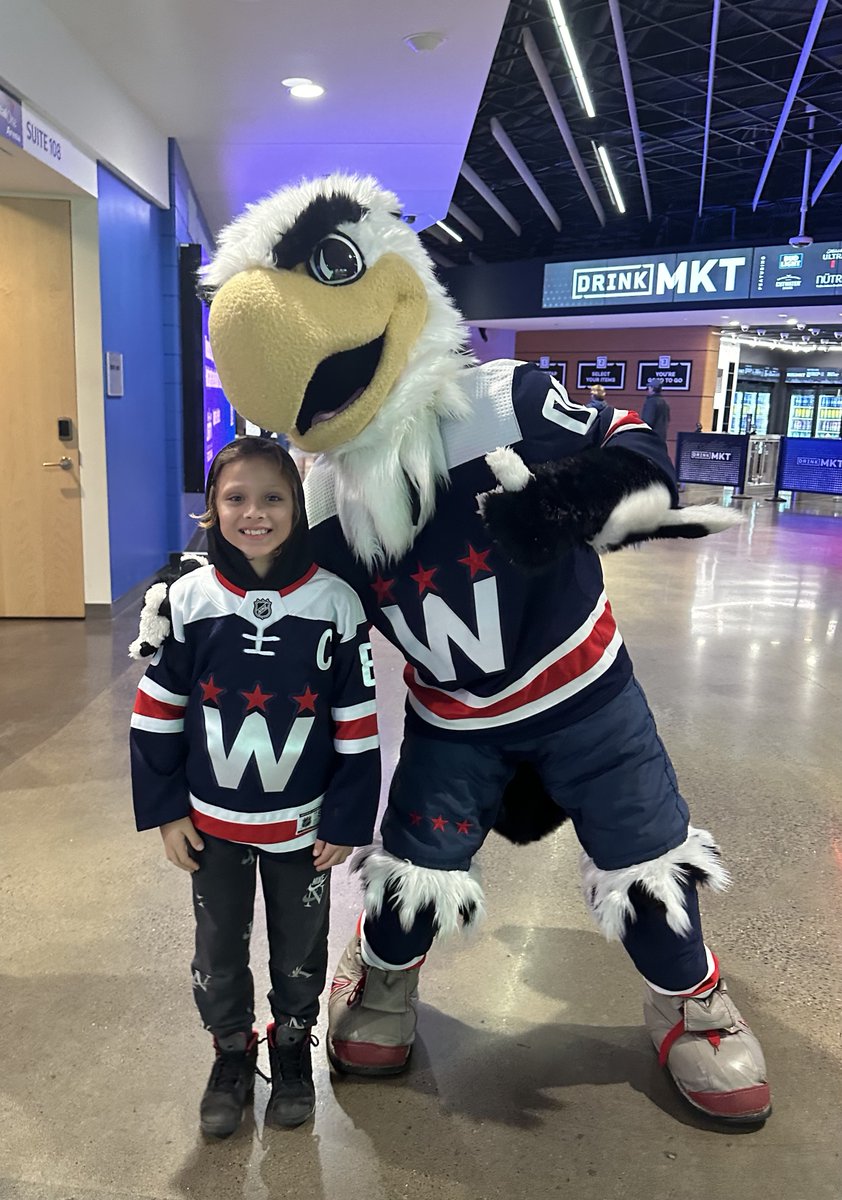 If you don't take a pic it didn't happen! New friends with @Capitals mascot Screech 🦅