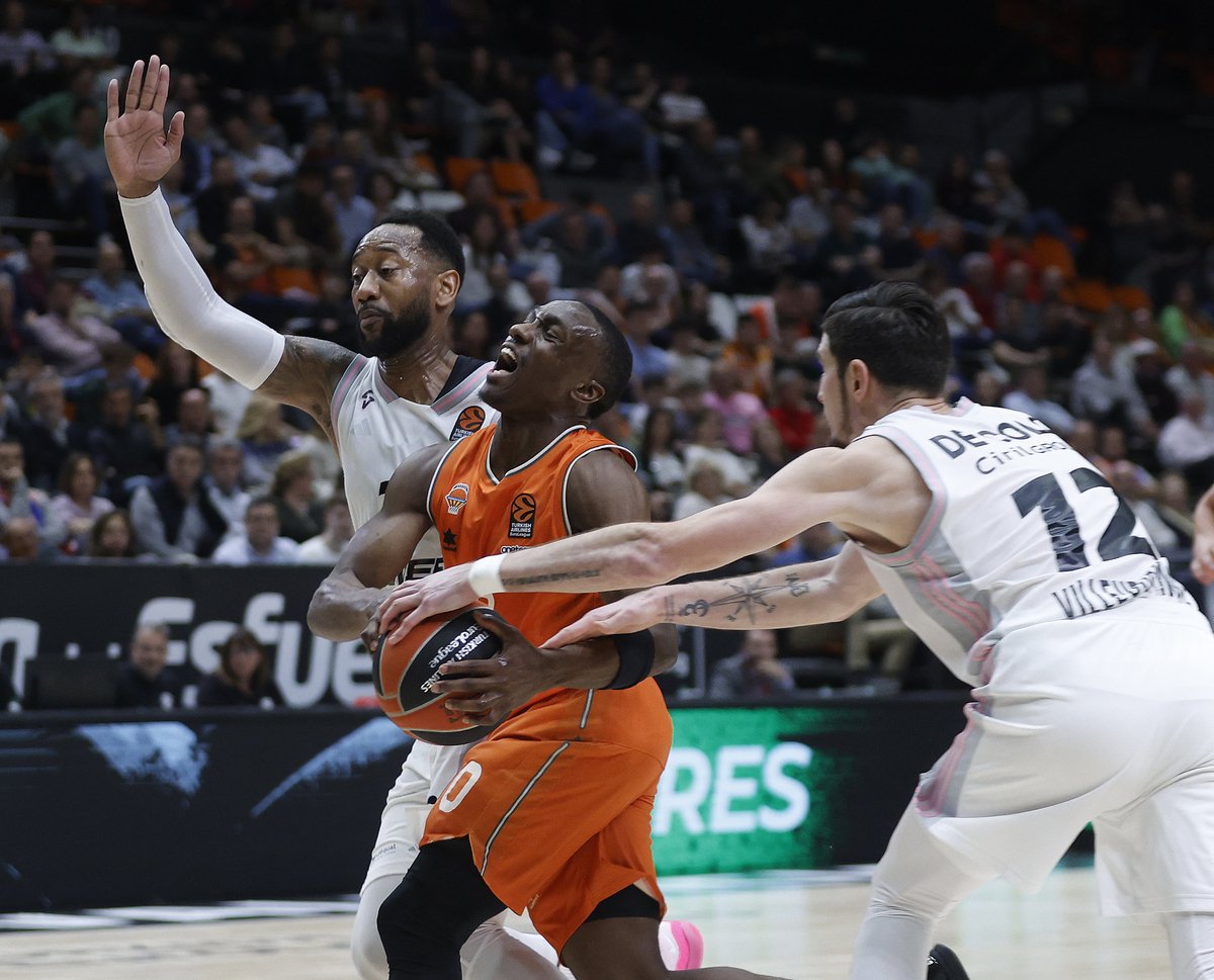 📰 Crónica Cas 👉 La ansiedad ahoga a Valencia Basket ante el LDLC ASVEL Villeurbanne shorturl.at/gyMSZ Val 👉 shorturl.at/ktzAN Eng 👉 shorturl.at/kzCHL 🏆 J33 @EuroLeague @valenciabasket 69 🆚 @LDLCASVEL 98 🤝 @MilarCOMELSA 📸 @miguelangelpo67