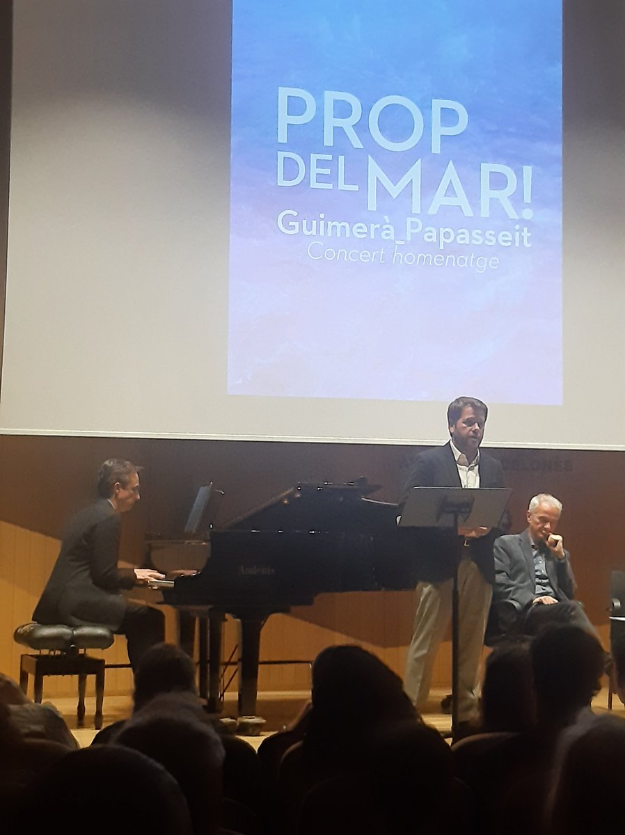 Sala Oriol Bohigas de l'#Ateneubcn plena de gom a gom a la presentació del #concert "Prop del Mar, de <a href="/JoanManen/">Associació JoanManén</a> i <a href="/elcorcanta/">El Cor Canta</a>. El tenor Roger Padullés i el pianista Daniel Blanch han interpretat cançons de compositors catalans sobre textos d’Àngel Guimerà i Joan Salvat-Papasseit