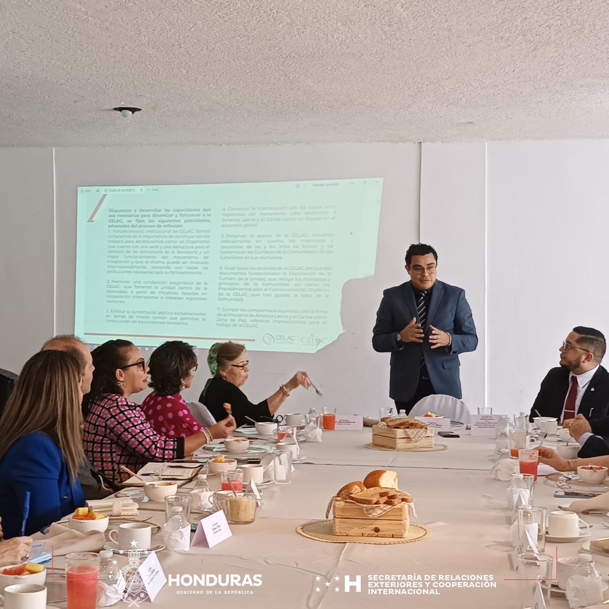 CancilleriaHN's tweet photo. 📌| El Subsecretario de Política Exterior, @gtorreszelaya1, se reunió con el Grupo de América Latina y el Caribe (GRULAC), con el objetivo de presentar a los Embajadores el plan de trabajo y cronograma de las PPT, de Honduras en la CELAC, y del SICA. https://t.co/xEk295fD8P