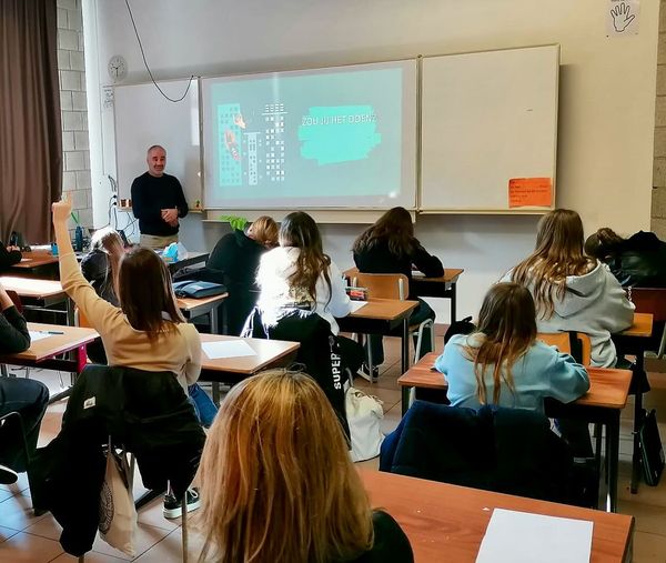 drugfreeworld's tweet photo. In Belgium we delivered 8 lectures to over 100 students on the truth about drugs! 👩🏼 🎓 #drugfreeworld
#truthabout drugs https://t.co/BiraZcPazJ