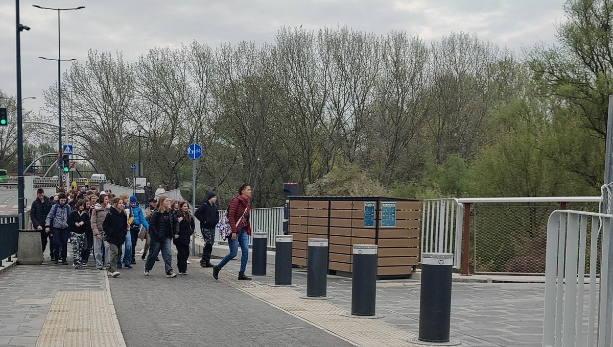 Dziś na kładce było pustawo, więc wycieczki szkolne spędzali 😉