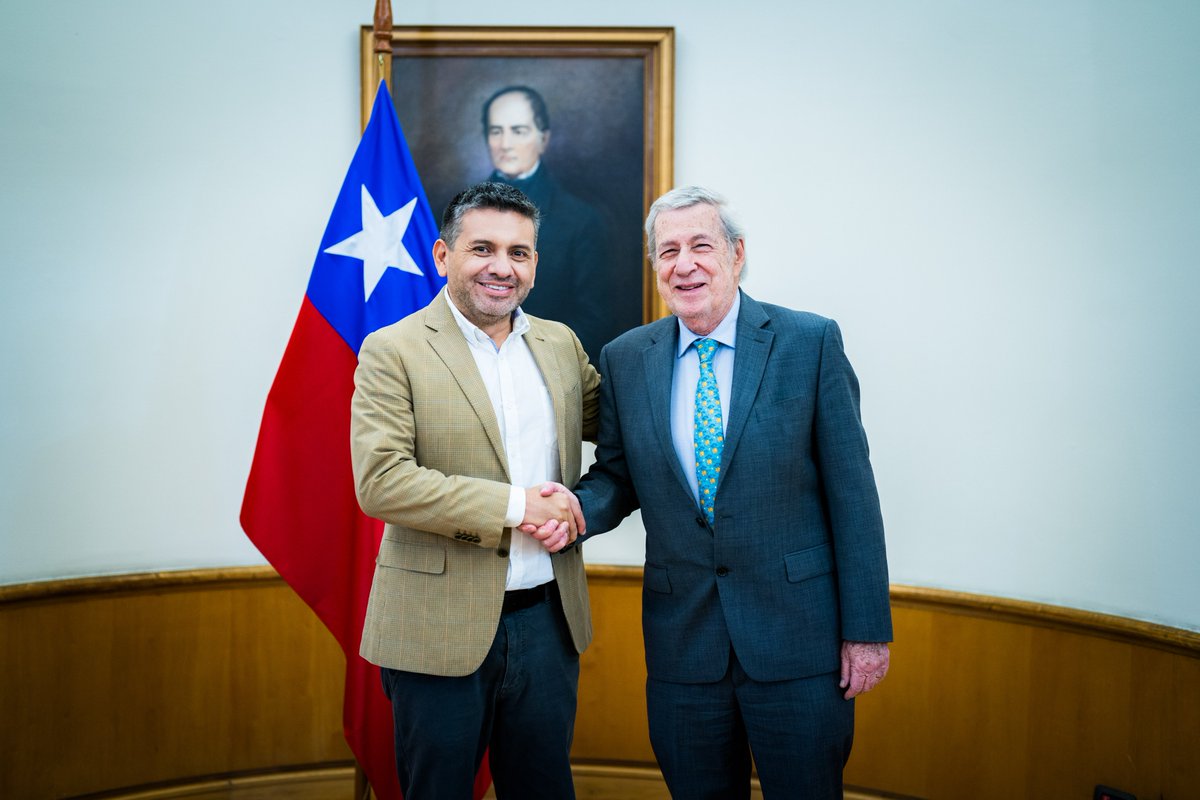 Minrel_Chile's tweet photo. El ministro de Relaciones Exteriores, @AlbertoKlaveren, sostuvo una audiencia con el alcalde de la @MuniArica, Gerardo Espíndola. Conversaron temas de interés común y cómo la Cancillería puede colaborar en los temas prioritarios de la zona norte del país. https://t.co/Bsi5h8NtMP