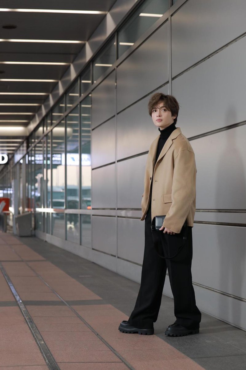 fashionsnap's tweet photo. Kis-My-Ft2のメンバーで俳優の #玉森裕太 さんがミラノで開催される「ドルチェ＆ガッバーナ」のイベントに参加するため、新着コレクションを着用し羽田国際空港に登場。 https://t.co/syihu6lKKI