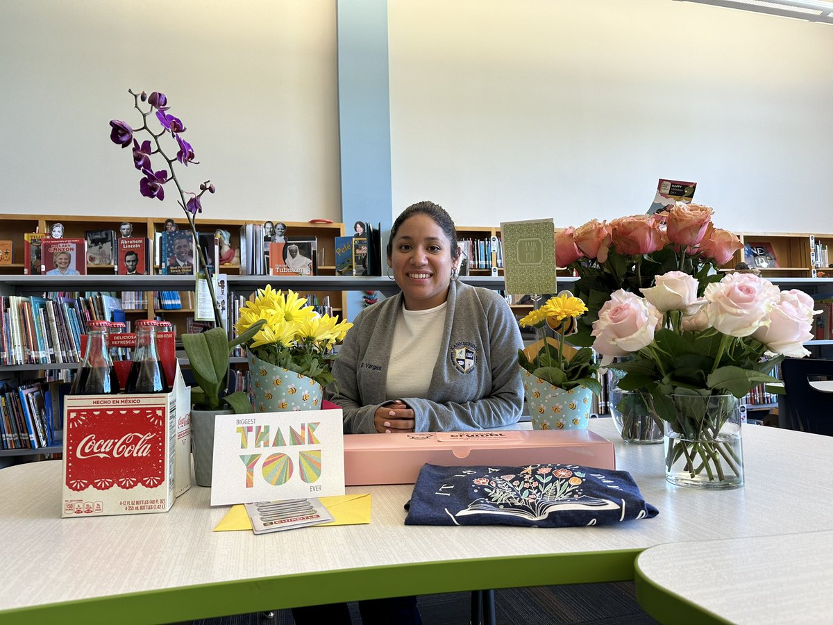 Many many thanks to my Kahn Family for all the love! 💙💚 I truly LOVE what I do and hope to continue to learn and grow. @KahnElementary @DISD_Libraries #nationalschoollibrarianday