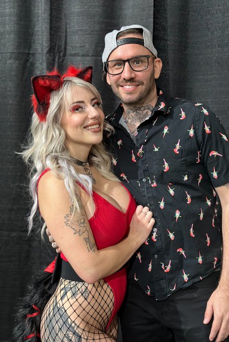 Before I told @kittydmarie2 I watched Attack on Titan in less than a week VS after https://t.co/zv9I<a class="tags" href="/tag/kittydmarie2">@kittydmarie2</a>