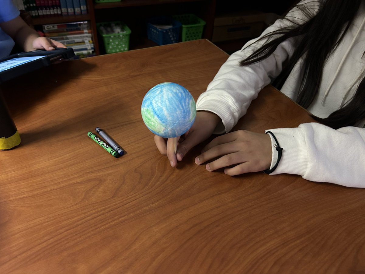 CSLCPS's tweet image. Walked into Forest Grove to see Dawn Johnson having the S’s code the iRobot to simulate the Solar Eclipse! FG’s library is always busy w/ deeper learning activities activating students thinking. S’s were engaged and left with so much knowledge! Hats off 2 Librarians! @csforlcps