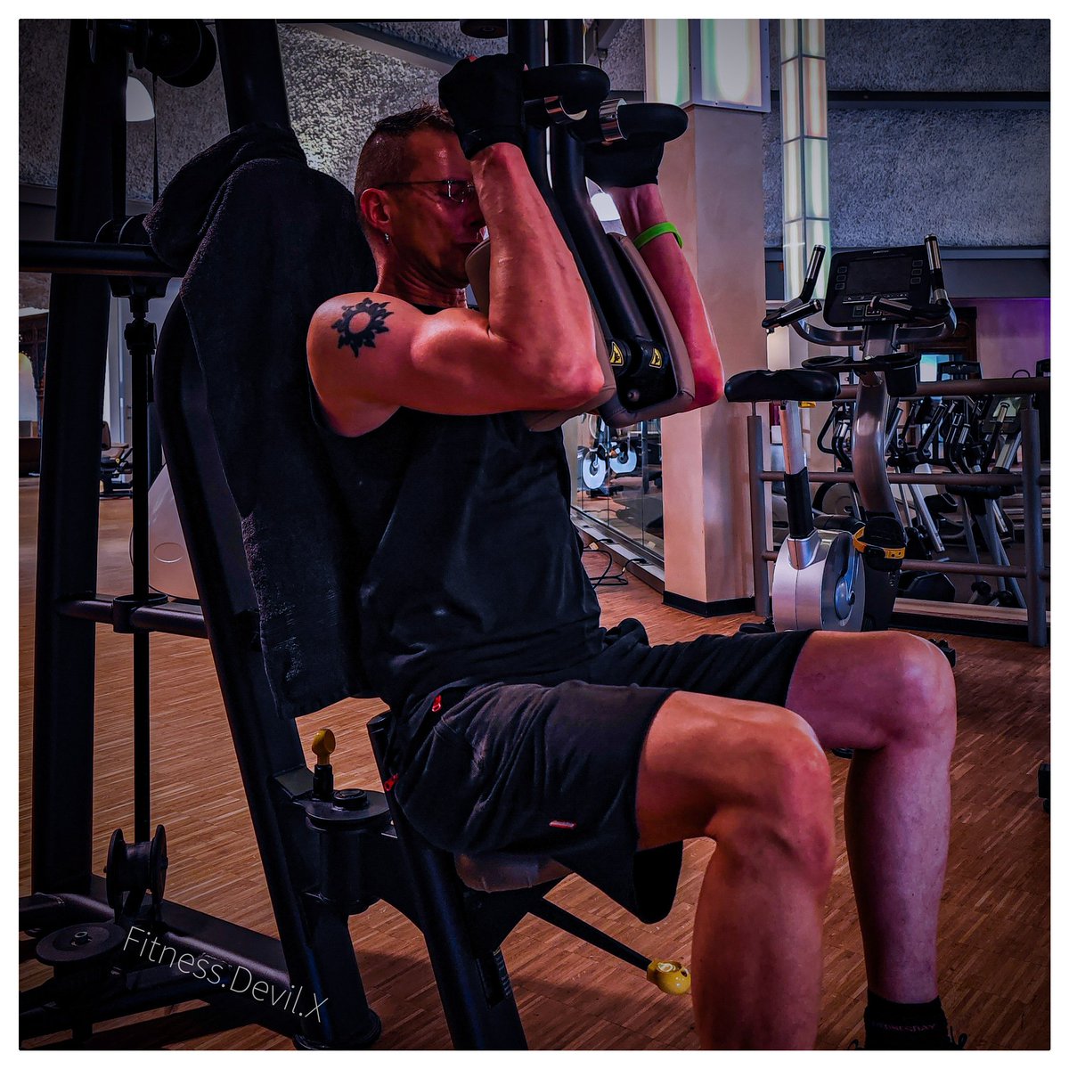 FitnessDevilX's tweet photo. Warum wundern Menschen sich, dass man sein #Fitnesstraining zur Priorität, wie das Essen u Schlafen macht und es schafft, regelmäßig 5x die Woche sein #Training zu absolvieren?
Ziele konsequent verfolgen, scheint nicht die Stärke von Menschen zu sein 🙃😉
#Bodystyling #Ü50 https://t.co/g1owSYoQZe
