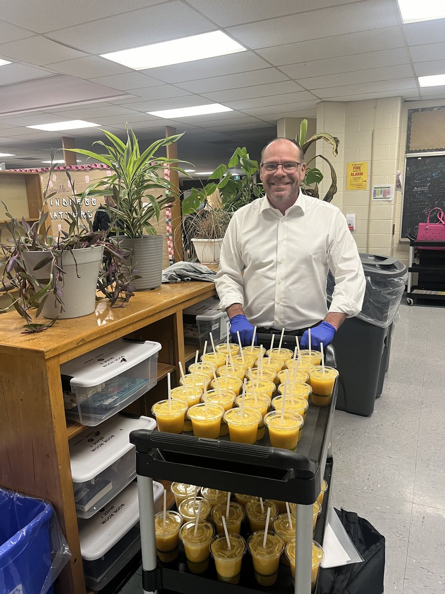 Had the opportunity to join WE ARE ONE for their lunch program at Roseville Public School. Through this pilot project, they have provided 5,500 nutrient-rich meals over the last six weeks! #Essex #YQG #cdnpoli #chrislewis #rosevillepublic #meals #food #Windsor