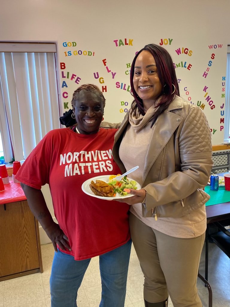 HACP1's tweet image. The new Northview Heights/ Allegheny Dwellings Site Manager received a very warm welcome today while touring the community and meeting her new residents! She will be at the portfolio full time beginning Monday! Congrats, Ashley!! And we ❤️that shirt. Northview Matters. Indeed!