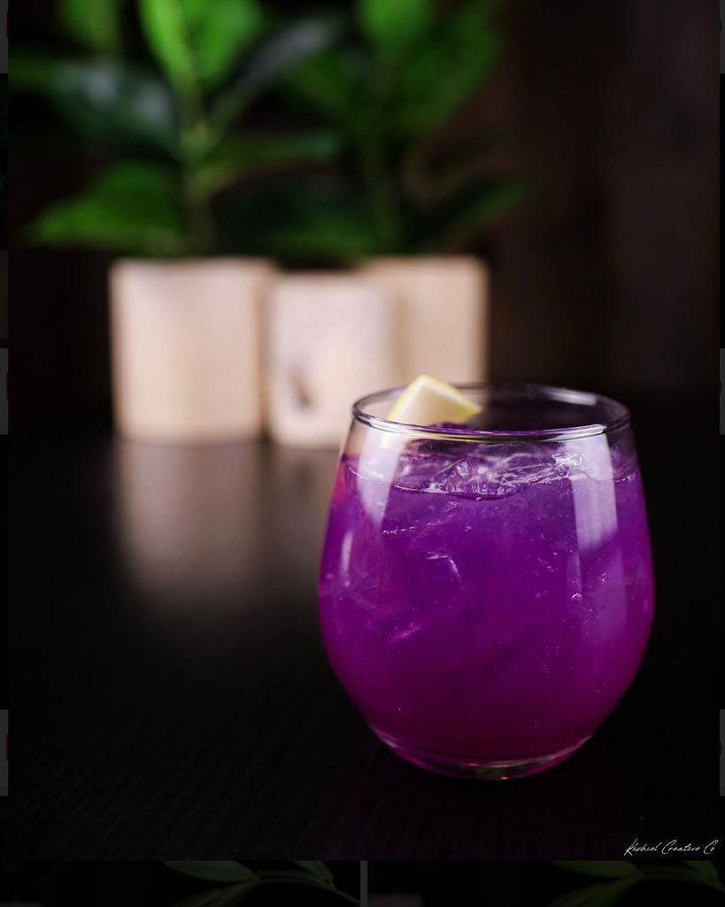 It’s almost Friday, why not treat yourself to a beautiful cocktail at Wood + Paddle? ✨🥂 #woodandpaddlemn