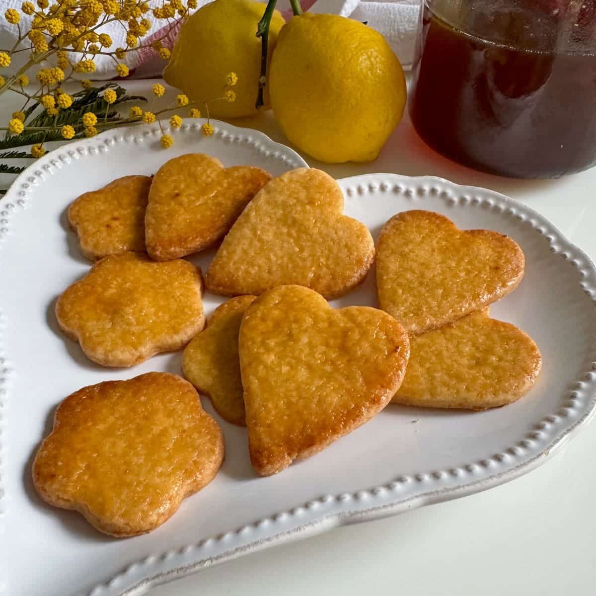 Jill_Colonna's tweet image. Thinking about your weekend baking? Then these honey cookies will bring some lemon sunshine! Baked in only 10 minutes and low in sugar buff.ly/3JqBHrn

#honeycookies #honeylemon #weekendbaking