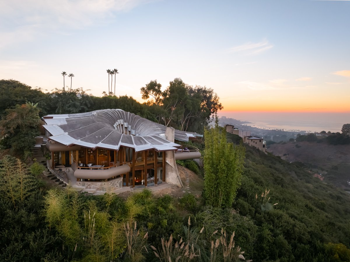 Can a house be a sculpture? Can a sculpture be a house? The Yen House from famed San Diego architect Kendrick Bangs Kellogg raises both questions. Step inside with us to ogle the legendary wood-paneled interior. sandiegomagazine.com/everything-sd/…