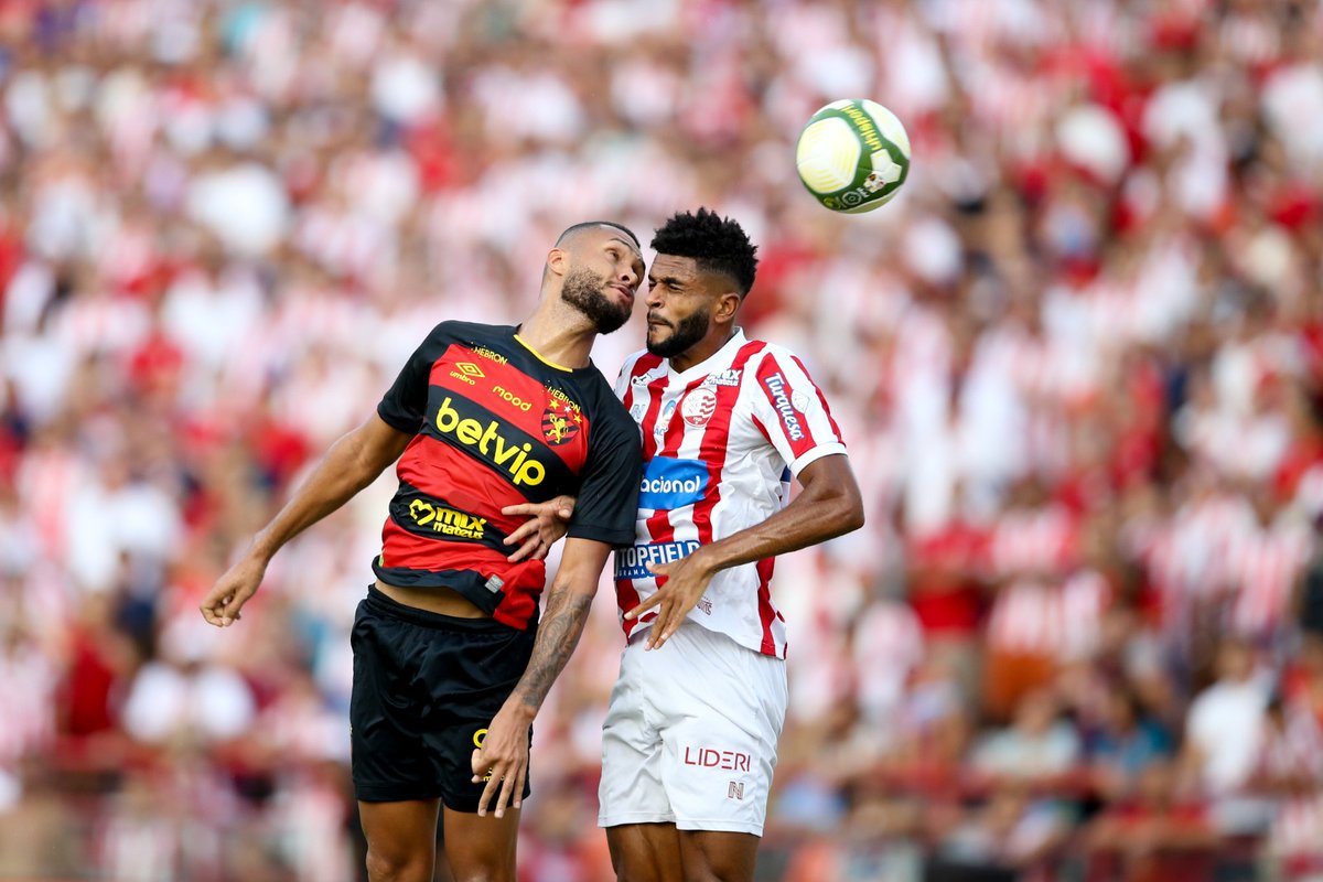 A semana agitada no futebol pernambucano necessita de mais um episódio do podcast Embolada 🎙️ @CABRALNETO10, @jdeandradeneto e @Lealdaniel debatem a final Sport x Náutico 🎧 Escute em seu app de podcast ou no ge.globo/embolada 📸 Marlon Costa/PE Press