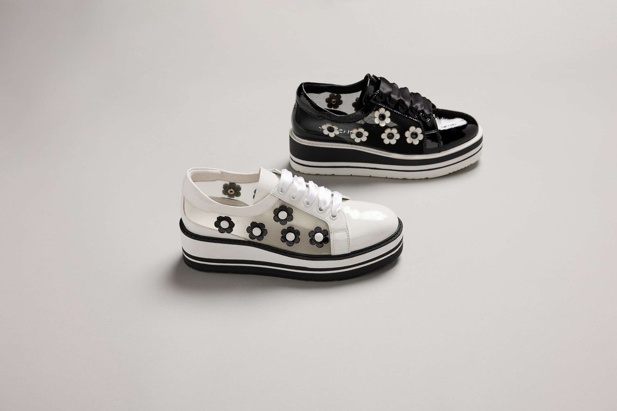 QuarkStyle's tweet image. Get into the springtime vibe with these standout leather sneakers🤍👟🖤.

Get your pair now: ow.ly/X3lc50R8yMv