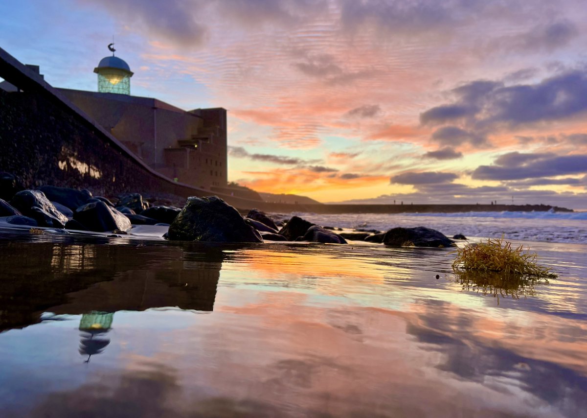 Reflejos al atardecer, en nuestra maravillosa 🌅👣@LasCanteras @EmocionesCan @LpaVisit