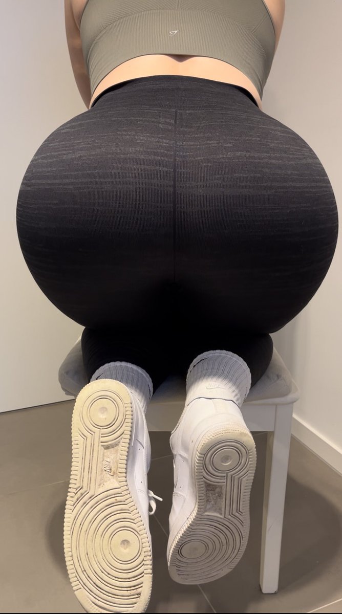 Kannst dich mal wieder nicht zusammenreißen ?! Dein Platz ist unter meinen Schuhe, alles andere ist nicht deine Liga. Also du Knecht runter mit dir und sauber machen 😈🔥
Schuhe sneaker gymsocken whitesocks leggins Sklave Herrin Gymherrin Göttin NikeAirforce gymsharkleggins