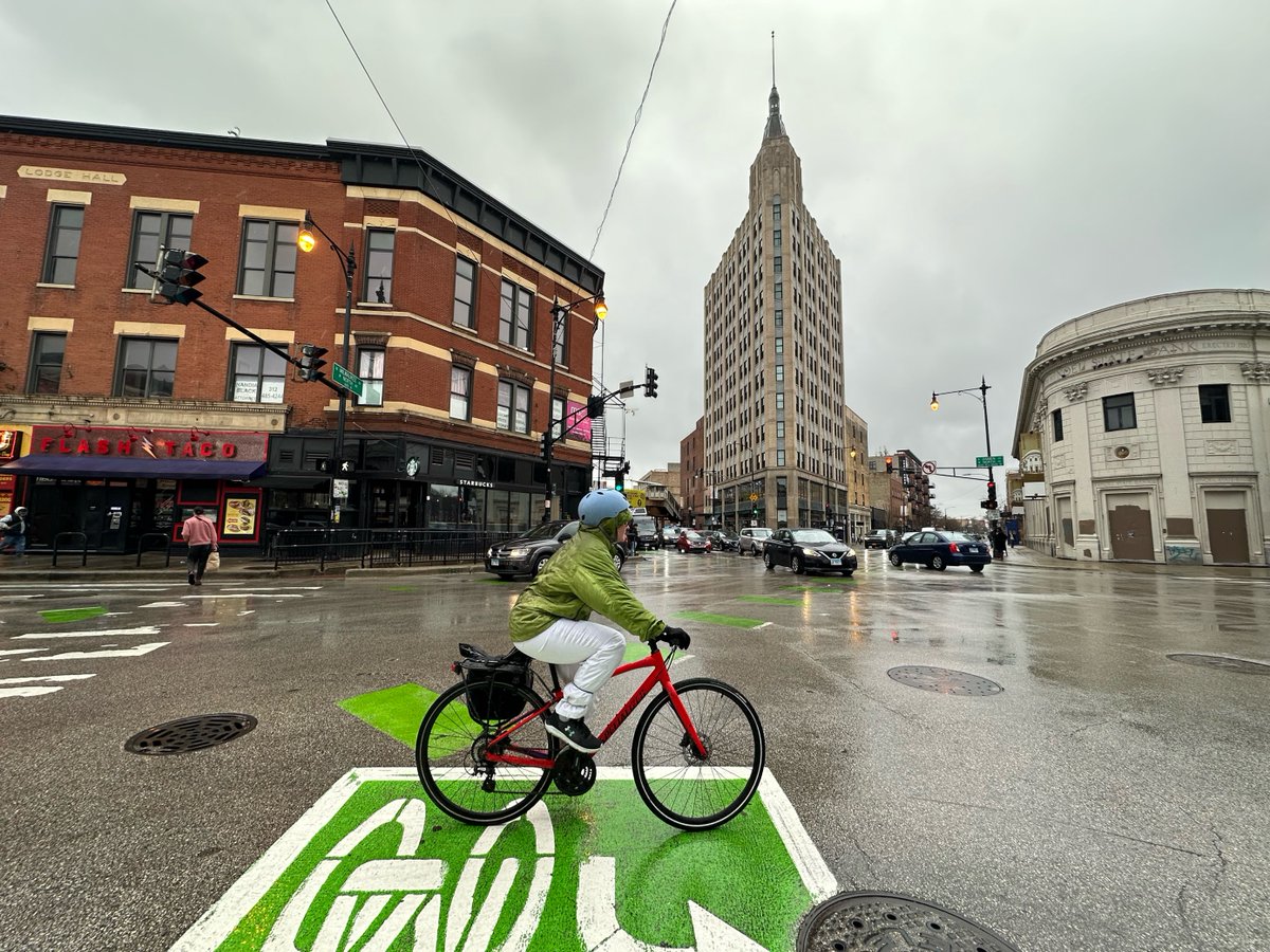 Hat-tip (helmet-tip) to Chicagoans who ride in rain or shine. As they say, there's no bad weather for bicycling as long as you're prepared. 🚲🌧️