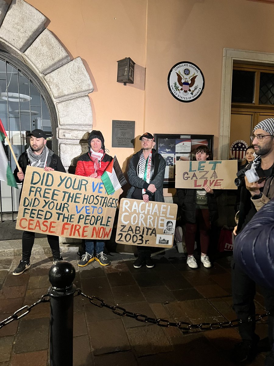 Symboliczne koczowisko przed <a href="/USConsKrakow/">US Consulate Krakow</a> w ramach akcji Sleep Out For Gaza. Do 7 rano potrwa tu protest grupy Kraków dla Palestyny <a href="/Radio_TOK_FM/">Radio TOK FM</a> <a href="/TOKFM_NEWS/">Informacje TOK FM</a>