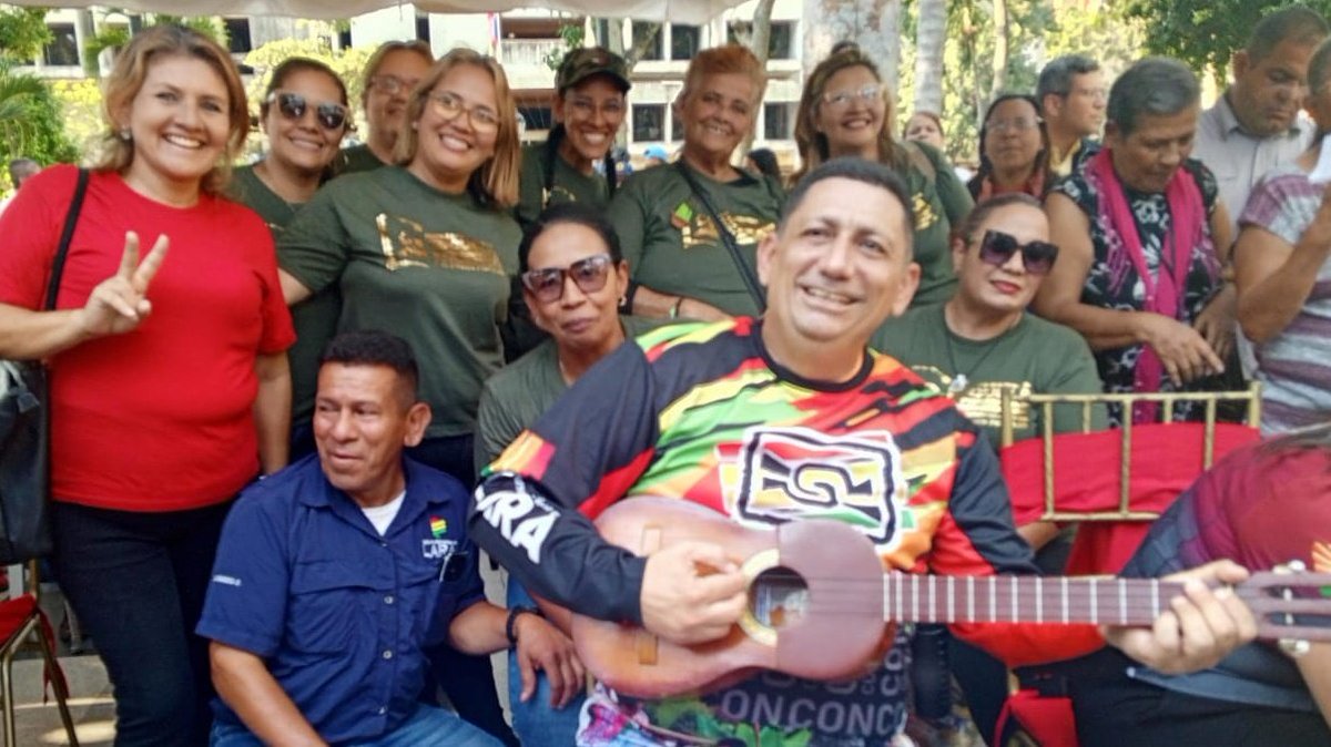 Junto al director del CDCE Lara, Dr. <a href="/EleamerAbdala/">Eleamer Elkatrib</a> y la escuela de formación de la Gobernación nos dimos cita en la Plaza Bolívar de Barquisimeto para celebrar el día del cuatro.

¡Educación, música y cultura!

<a href="/NicolasMaduro/">Nicolás Maduro</a>
@MPPEDUCACION
<a href="/_LaAvanzadora/">Yelitze Santaella</a>
#VenezuelaAntiFascista
