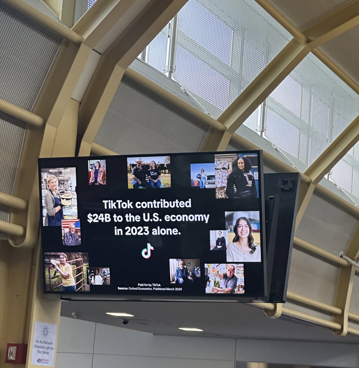 — @tiktok_us is publicizing its economic impact through a newly commissioned report amid increased scrutiny from U.S. lawmakers, @emayhawk writes in the latest @Axios Communicators 👀 I just spotted an OOH ad for TikTok’s report at @Reagan_Airport axios.com/2024/04/04/tik…