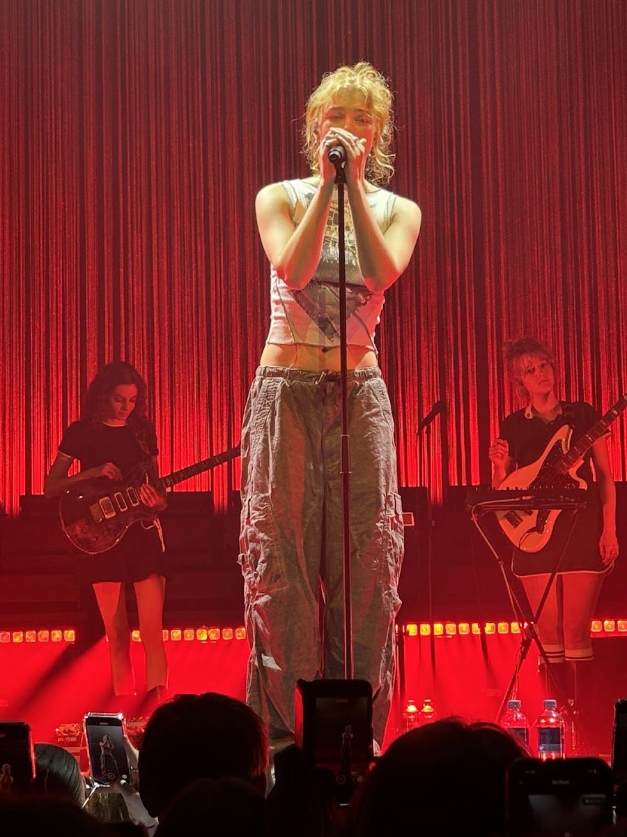 Vanavond met mijn dochter naar <a href="/froknroll/">Froukje</a>. Ik geloof dat ik de gemiddelde leeftijd aardig omhoog gebracht heb. Maar het was prachtig. Van mooi ingetogen tot helemaal uit je dak. Ik heb in tijden niet zo mee staan zingen. Bedankt Froukje en band, het was geweldig.