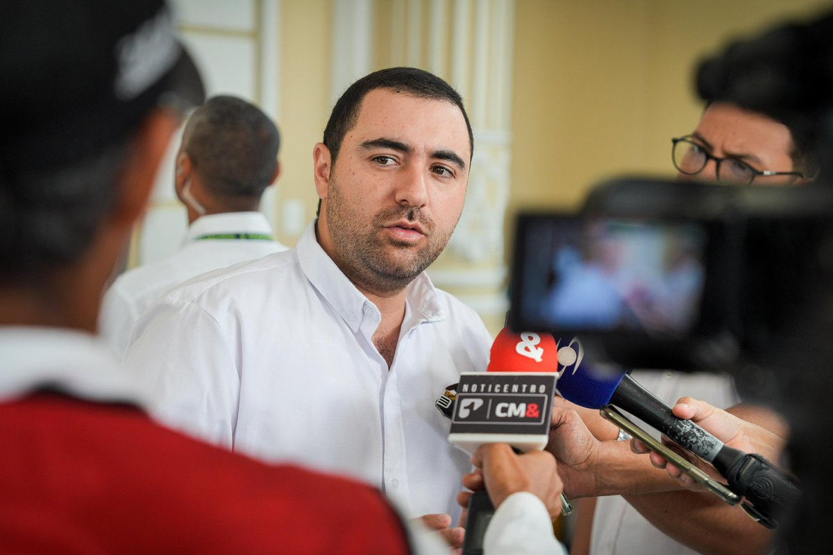 Hoy participamos en la Reunión Estratégica de Seguridad y Defensa Regional en Barranquilla, junto a altos mandos de las Fuerzas Militares y gobernadores de la región. Nos unimos para estructurar operaciones militares conjuntas, especialmente en el sur de Bolívar. Trabajamos