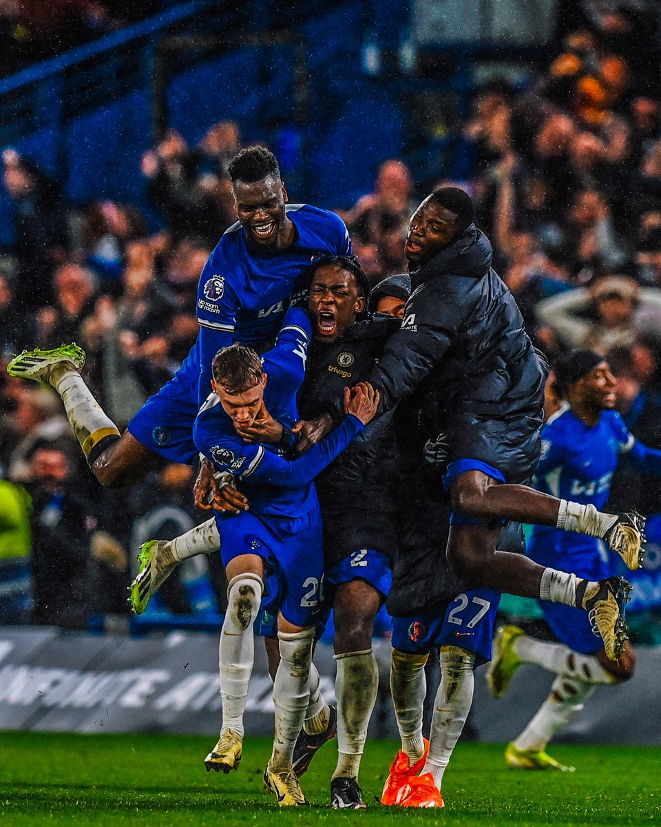 😤💙 Cole Palmer had his Chelsea teammates going CRAZY after the 90+11' winner!