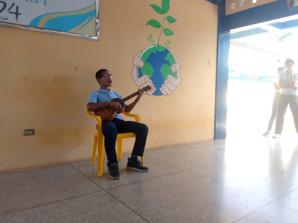 bcircuito1's tweet photo. Liceo "Cecilia Mujica", perteneciente al circuito educativo N1 "Felipa de Alcala"  del Centro de Desarrollo por la Calidad Educativa de la parroquia Bolívar. Festival del cuatro. Ejecución de instrumento y voz del estudiante Geraldo Brito https://t.co/rl8K519HEt
