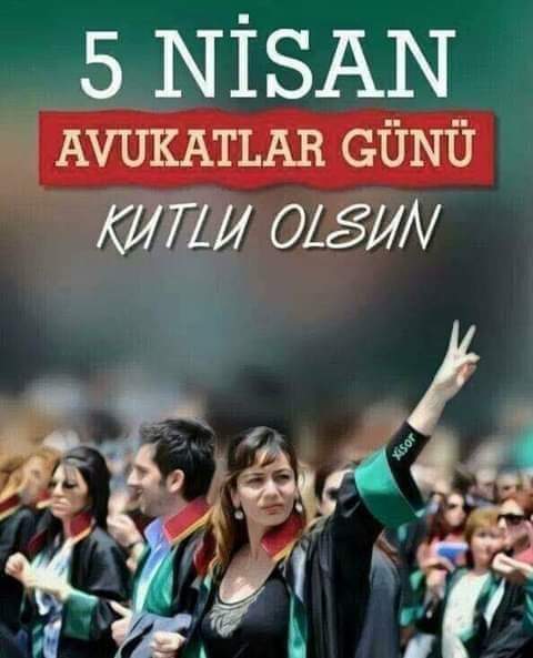 Cübbenin yeşil kısmı hukuk, kırmızısı ceza davalarını, siyah rengi yasaların otoritesini, sarısı adalete hizmet eden mesleğin ağırlığını temsil eder. Kamu hizmeti olduğundan cepleri bağımsız olduğundan düğmeleri yoktur. #5NisanAvukatlarGünü