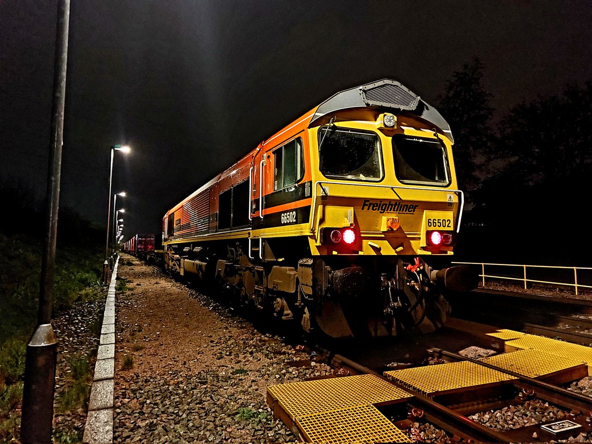 Rosey cheeked 66502 'Basford Hall Centenary 2001' sits in Redbridge siding 2 waiting its next turn. Taken shortly before the rain came 🌧🌧