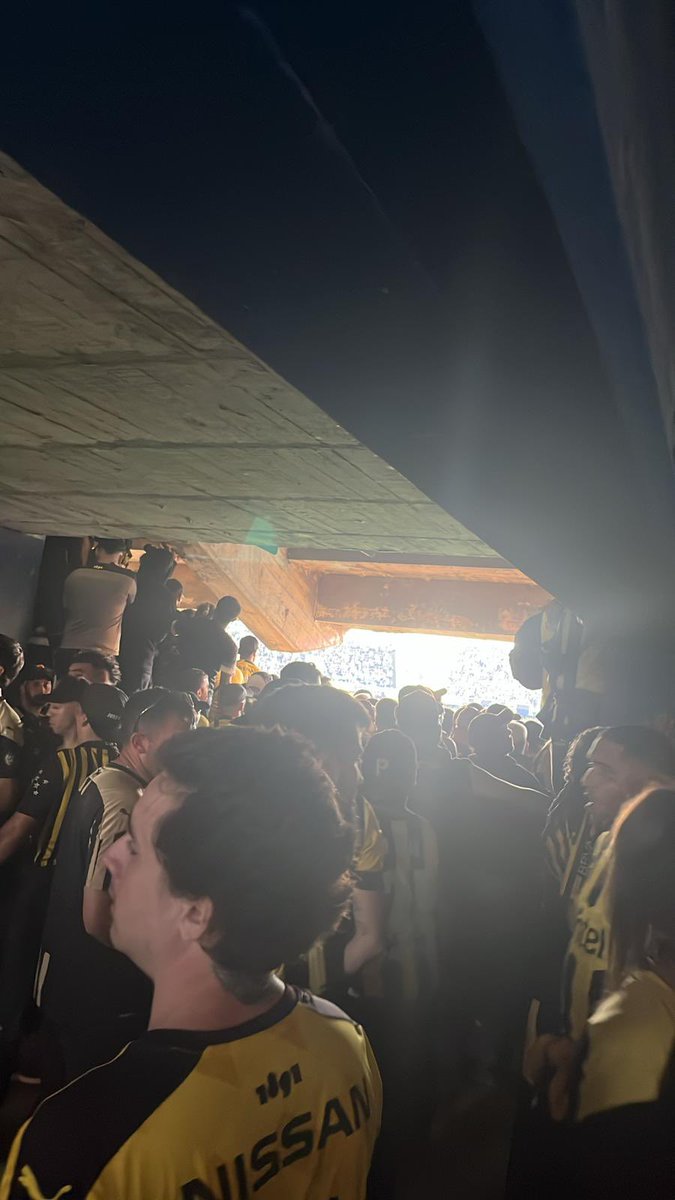Así ve el partido la gente de Peñarol, no entran. Lugar para mil, vendieron 3500. Insólito.