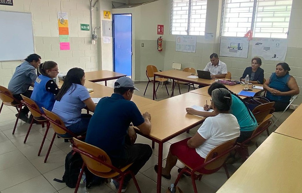 PDDHElSalvador's tweet photo. Como parte del #Eje2 de #TrabajoConjunto que desarrolla la #ProcuradoraDDHH @RaqueldeGuevara, #PDDHMorazán participó en reunión con representantes de @APDHEM, a fin de abordar temas en materia de educación en beneficio de habitantes del Caserío El Mozote, en Meanguera, Morazán. https://t.co/tODIEYgq6c