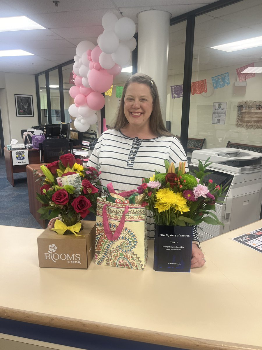 LundquistJess's tweet image. Happy Librarian Appreciation Day to our wonderful librarian Mrs. Day! We love that you foster a love for reading and learning in our Koalas! La Reina de los libros! 💙🐨💛@NISDCCLibrary #TeamCCNation #IgniteLearning 
#OutstandingTeachers
@NISDCarlosCoon
@eDeLeon_Garcia